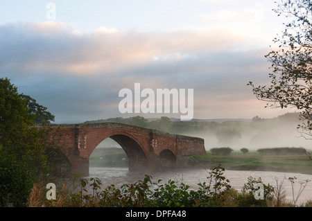 Im Herbst, am frühen Morgen, Eden Brücke, Lazonby, Eden Valley, Cumbria, England, Vereinigtes Königreich, Europa Stockfoto