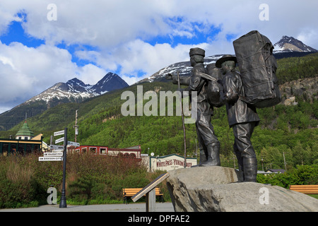 Goldsucher und Guide-Denkmal, Skagway, Alaska, Vereinigte Staaten von Amerika, Nordamerika Stockfoto