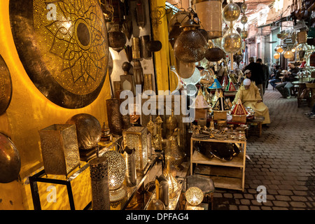 Shop Verkauf traditionelle Metall-Lampen und Tabletts in den Souks, Marrakesch, Marokko, Nordafrika, Afrika Stockfoto