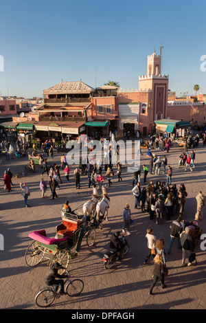 Lange Schatten in der belebten Platz der Platz Djemaa el-Fna, UNESCO-Weltkulturerbe, Marrakesch, Marokko, Nordafrika, Afrika Stockfoto