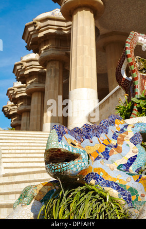 "El Drac" (der Drache) im Parc Güell, von Antoni Gaudi. Barcelona. Katalonien. Spanien Stockfoto