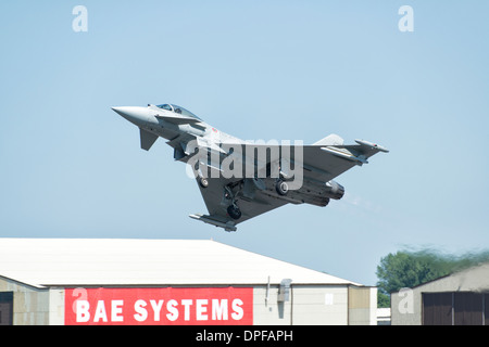 Italienische Luftwaffe Eurofighter EF2000 Typhoon Multi Rolle Kampfjet hebt ab 2013 RIAT angezeigt Stockfoto