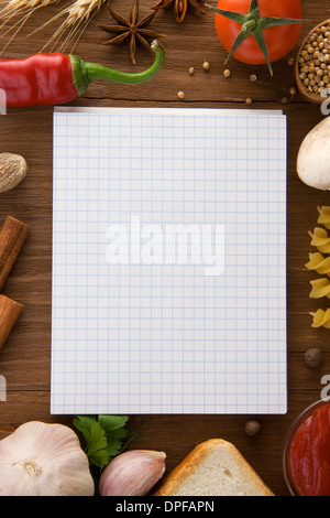 Notebook zum Kochen Rezepte und Gewürze auf Holztisch Stockfoto