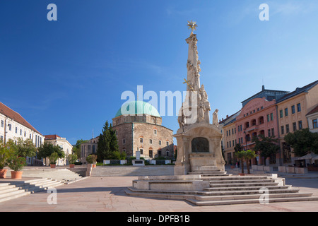 Moschee-Kirche und Dreifaltigkeitssäule in Szechenyi Platz, Pecs, Süd-Transdanubien, Ungarn, Europa Stockfoto