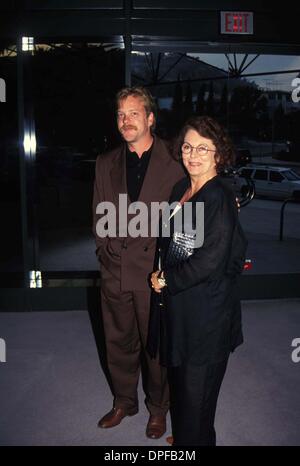 21. März 2006 - Hollywood, Kalifornien, USA -. KIEFER SUTHERLAND UND MUTTER SHIRLEY DOUGLAS 1993. (Kredit-Bild: © Ed Geller/Globe Photos/ZUMAPRESS.com) Stockfoto