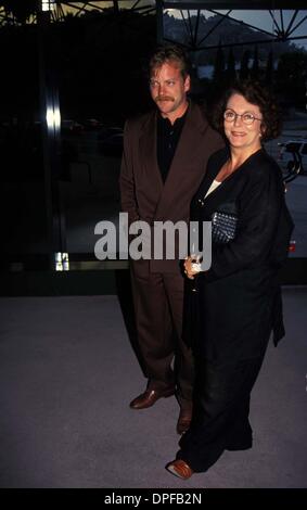 21. März 2006 - Hollywood, Kalifornien, USA -... KIEFER SUTHERLAND UND MUTTER SHIRLEY DOUGLAS 1993. (Kredit-Bild: © Ed Geller/Globe Photos/ZUMAPRESS.com) Stockfoto