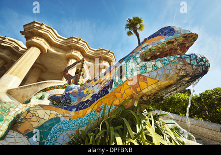 "El Drac" (der Drache) im Parc Güell, von Antoni Gaudi. Barcelona. Katalonien. Spanien Stockfoto