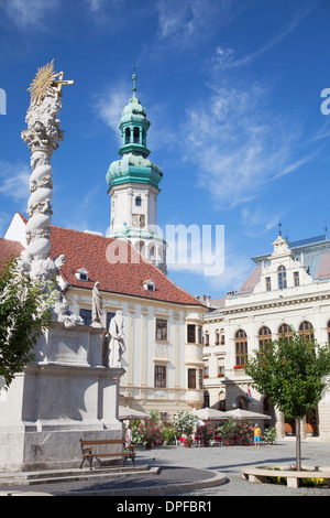 Feuerturms und Dreifaltigkeitssäule in Hauptplatz, Sopron, West-Transdanubien, Ungarn, Europa Stockfoto