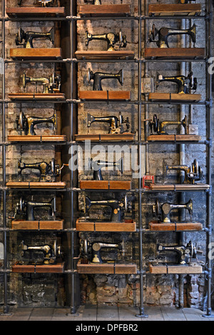 Eine Darstellung der Vintage Singer Nähmaschinen an Allerheiligen, ein Bekleidungsgeschäft am Broadway im Abschnitt Soho von New York City. Stockfoto