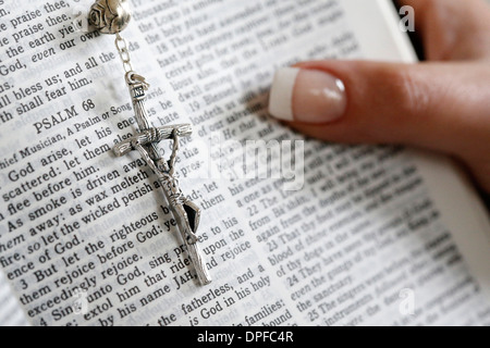 Lesen Psalmen in der Bibel, Paris, Frankreich Stockfoto