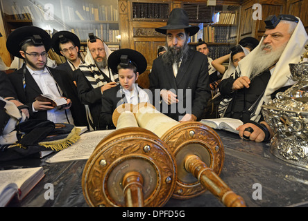 Wochentag morgens in der Rebbe Büro Dienstleistungen. Junge aufgefordert für seine Bar Mizwa die Thora. Crown Heights, Brooklyn, New York. Stockfoto