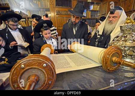 Wochentag morgens in der Rebbe Büro Dienstleistungen. Junge aufgefordert für seine Bar Mizwa die Thora. Crown Heights, Brooklyn, New York. Stockfoto