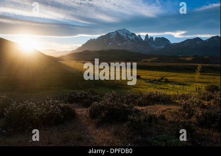 Späte Sonnenstrahlen bricht durch die Wolken vor die Türme von der Nationalpark Torres del Paine, Patagonien, Chile Stockfoto