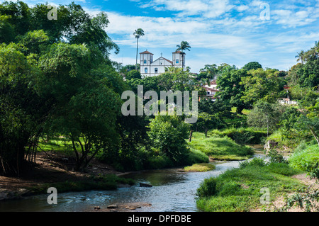 Matrix-Kirche unserer lieben Frau vom Rosenkranz hinter eine ziemlich üppige Landschaft im historischen Dorf von Pirenopolis, Goais, Brasilien Stockfoto