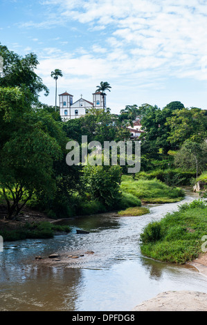 Matrix-Kirche unserer lieben Frau vom Rosenkranz hinter eine ziemlich üppige Landschaft im historischen Dorf von Pirenopolis, Goais, Brasilien Stockfoto