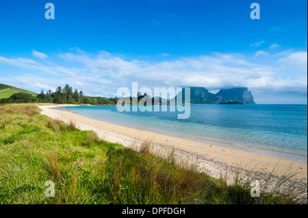 Verlassener Strand mit Mount Lidgbird und Mount Gower im Hintergrund, der UNESCO, Lord-Howe-Insel, Tasmansee, Australien Stockfoto