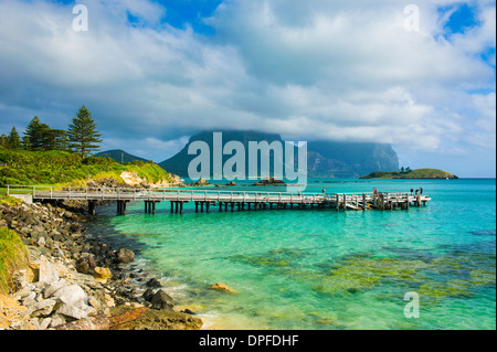 Blick auf Pier mit Mount Lidgbird und Mount Gower im Hintergrund, der UNESCO, Lord-Howe-Insel, Tasmansee, Australien Stockfoto