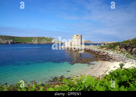 Cromwells Schloss im Sommersonnenschein, Insel Tresco Isles of Scilly, Vereinigtes Königreich, Europa Stockfoto