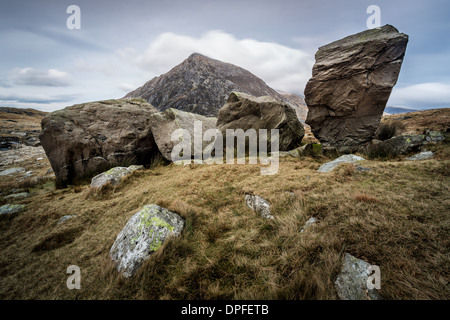 Große Findlinge liegen am Fuße des Llyn Idwal im Ogwen Valley, Stift yr OLE-Wen, Snowdonia-Nationalpark, Wales Stockfoto