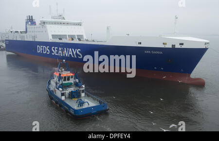 Stralsund, Deutschland. 14. Januar 2014. Das letzte neue Schiff in P S-Werft Volkswerft Stralsund, einem Spezialtransporter 'Roll on - Roll-off Cargo' mit der Fabriknummer 501 für die dänische Reederei DFDS, der das Schiffshebewerk von Schlepp Boote vor der Schiffbauhalle der insolventen Shopyard P S-Werft Volkswerft in Stralsund, Deutschland, 14. Januar 2014 gezogen wird gebaut werden. Dänische Reederei DFDS a/s hat zwei Transportschiffe in Stralsund bestellt. Foto: STEFAN SAUER/Dpa/Alamy Live News Stockfoto