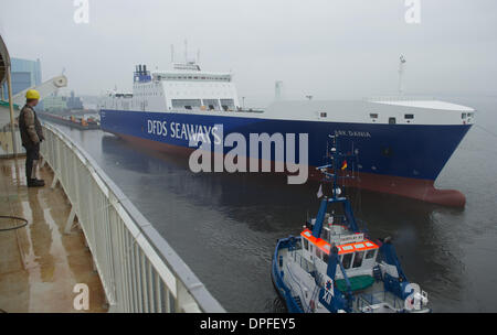 Stralsund, Deutschland. 14. Januar 2014. Das letzte neue Schiff in P S-Werft Volkswerft Stralsund, einem Spezialtransporter 'Roll on - Roll-off Cargo' mit der Fabriknummer 501 für die dänische Reederei DFDS, der das Schiffshebewerk von Schlepp Boote vor der Schiffbauhalle der insolventen Shopyard P S-Werft Volkswerft in Stralsund, Deutschland, 14. Januar 2014 gezogen wird gebaut werden. Dänische Reederei DFDS a/s hat zwei Transportschiffe in Stralsund bestellt. Foto: STEFAN SAUER/Dpa/Alamy Live News Stockfoto