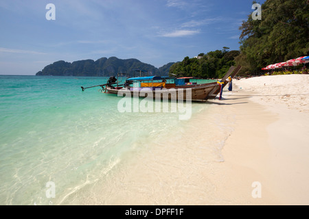 Langer Strand mit Long-Tail-Boote, Koh Phi Phi, Krabi Provinz, Thailand, Südostasien, Asien Stockfoto