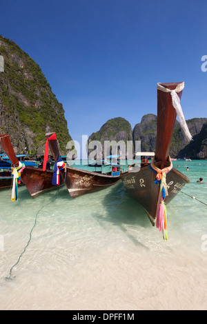 Maya Bay mit Long-Tail-Boote, Phi Phi Lay, Provinz Krabi, Thailand, Südostasien, Asien Stockfoto