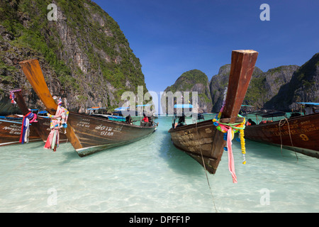 Maya Bay mit Long-Tail-Boote, Phi Phi Lay, Provinz Krabi, Thailand, Südostasien, Asien Stockfoto