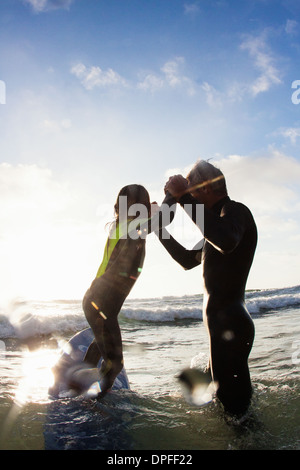 Vater und Tochter spielen im Meer, Encinitas, Kalifornien, USA Stockfoto