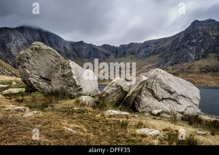 Große Findlinge liegen am Fuße des Llyn Idwal im Ogwen Valley, Snowdonia-Nationalpark, Wales Stockfoto