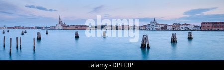 Blick vom Zattere in Richtung Monastero di San Giorgio Maggiore in der Abenddämmerung, UNESCO-Weltkulturerbe, Veneto, Venedig, Italien Stockfoto