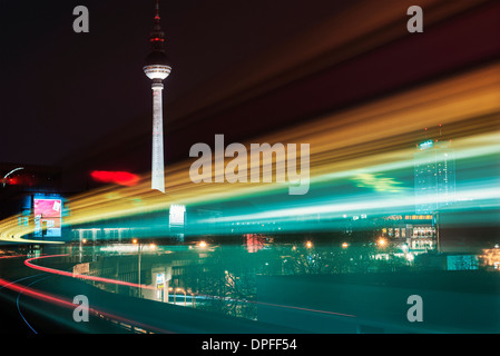 Nachtansicht Zeit bewegter Zug und TV Tower, Berlin, Deutschland Stockfoto