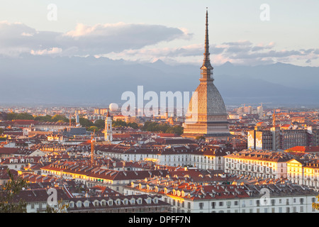 Die Mole Antonelliana erhebt sich über Turin bei Sonnenuntergang, Turin, Piemont, Italien, Europa Stockfoto