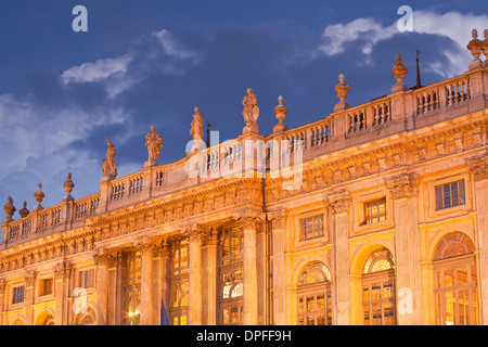 Palazzo Madama leuchtet in der Nacht, Turin, Piemont, Italien, Europa Stockfoto