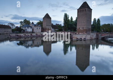 Die Ponts Couverts aus dem 13. Jahrhundert Schreitens Fluss Ill, der UNESCO, Straßburg, Bas-Rhin, Elsass, Frankreich Stockfoto