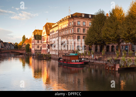 Der Fluss Ill und La Petite France in Straßburg, Bas-Rhin, Elsass, Frankreich, Europa Stockfoto