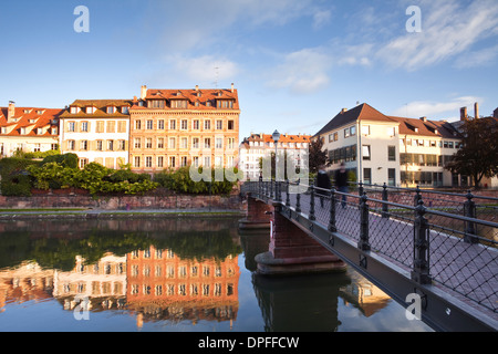 Gebäude spiegelt sich in den Fluss Ill, Straßburg, Bas-Rhin, Elsass, Frankreich, Europa Stockfoto