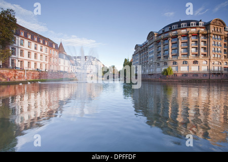 Quai Saint Etienne und der Fluss Ill, Straßburg, Bas-Rhin, Elsass, Frankreich, Europa Stockfoto