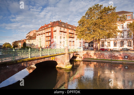 Gebäude spiegelt sich in den Fluss Ill, Straßburg, Bas-Rhin, Elsass, Frankreich, Europa Stockfoto