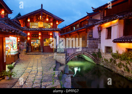 Twilight in Altstadt Lijiang, UNESCO World Heritage Site, Provinz Yunnan, China, Asien Stockfoto