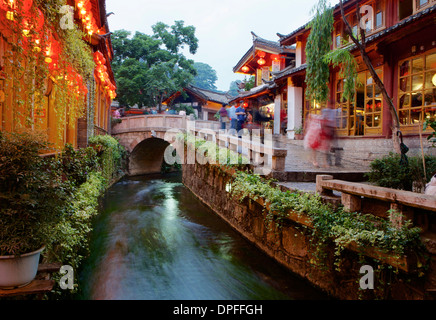 Am frühen Abend Straßenszene in der Altstadt, Lijiang, UNESCO World Heritage Site, Provinz Yunnan, China, Asien Stockfoto