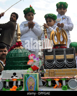 Lahore, Pakistan. 14. Januar 2014. Pakistanische Muslime nehmen Teil an einer Parade während Feierlichkeiten Eid-e-Milad-un-Nabi, des Geburtstags des Propheten Mohammed, in östlichen Pakistan Lahore am 14. Januar 2014. Muslime auf der ganzen Welt feierten die Geburt des Propheten Mohammed auf 12 Rabil Ul Awal, ein Monat des islamischen Kalenders. Bildnachweis: Sajjad/Xinhua/Alamy Live-Nachrichten Stockfoto