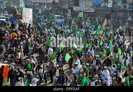 Lahore, Pakistan. 14. Januar 2014. Pakistanische Muslime nehmen Teil an einer Parade während Feierlichkeiten Eid-e-Milad-un-Nabi, des Geburtstags des Propheten Mohammed, in östlichen Pakistan Lahore am 14. Januar 2014. Muslime auf der ganzen Welt feierten die Geburt des Propheten Mohammed auf 12 Rabil Ul Awal, ein Monat des islamischen Kalenders. Bildnachweis: Sajjad/Xinhua/Alamy Live-Nachrichten Stockfoto