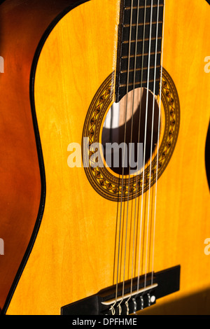 Akustische Gitarre und Streicher Stockfoto