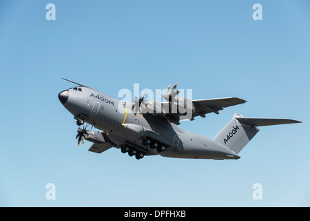 Airbus A400M Atlas F-WWMZ zeigt bei RAF Fairford Airbase in Gloucestershire, England im Jahr 2013 RIAT Stockfoto