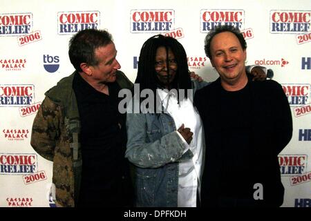 19. November 2006 - Hollywood, Kalifornien, US - K50859EG.COMIC RELIEF 2006 im Kolosseum CESAR PALACE, LAS VEGAS 18.11.2006.  -ROBIN WILLAIMS WHOOPI GOLDBERG BILLY CRYSTAL (Kredit-Bild: © Ed Geller/Globe Photos/ZUMAPRESS.com) Stockfoto