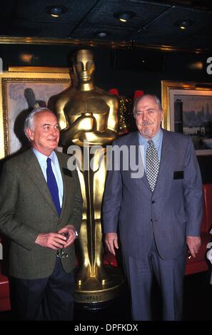 21. November 2006 - Hollywood, Kalifornien, US - ROBERTALTMANRETRO. JOHN BARRY ROBERT ALTMAN. L5139EG. OSCAR AWARD ACADEMY AWARD NOMINIERTEN 23.03.1993. ED GELER - PHOTOS(Credit Image: © Ed Geller/Globe Photos/ZUMAPRESS.com) Stockfoto