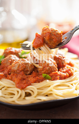 Spaghetti mit Fleischbällchen in Tomatensauce auf Gabel Stockfoto