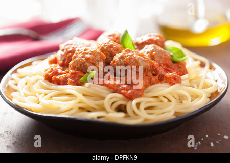 Spaghetti mit Fleischbällchen in Tomatensauce Stockfoto