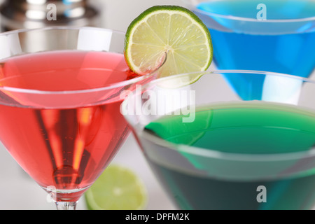 Bunte Cocktails wie Cosmopolitan, Blue Curacao und Martini in Gläsern Stockfoto